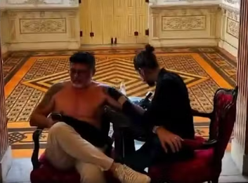 Escândalo na Cultura: Diretor é Exonerado Após Tatuagem Proibida em Prédio Histórico!
